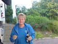 was hält sie in der rechten Hand